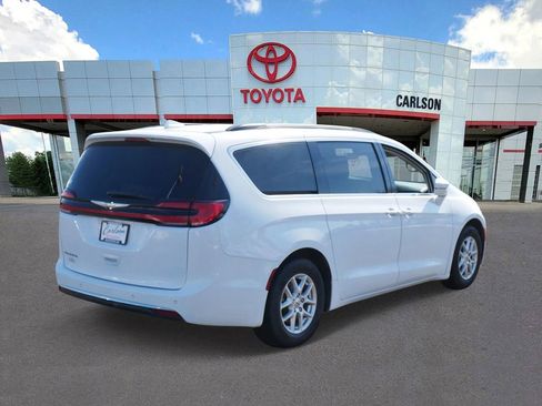 Used 2022 Chrysler Pacifica Touring-L image 5