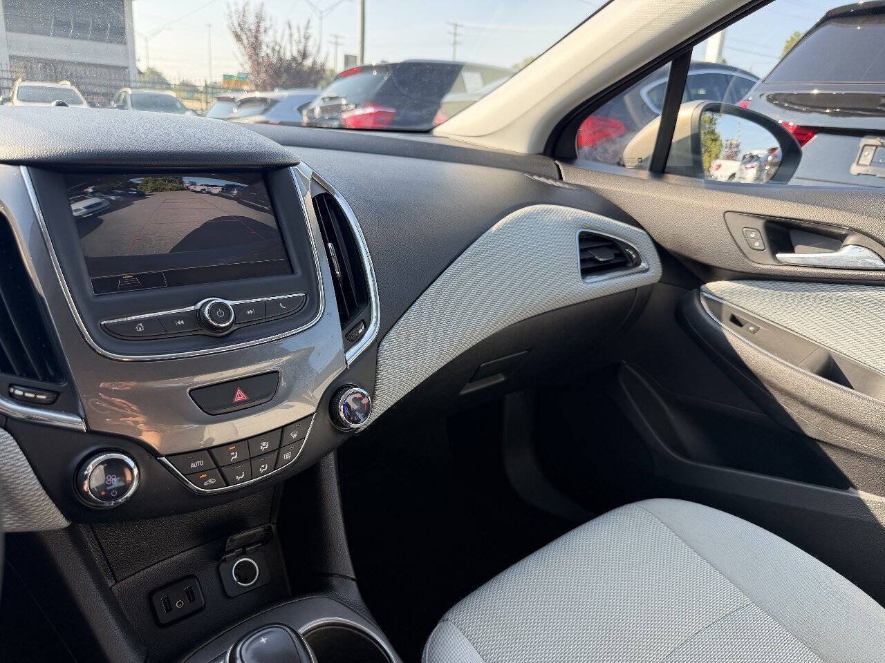 Used 2019 Chevrolet Cruze LT FWD image 21