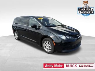Used 2017 Chrysler Pacifica Touring FWD video 2