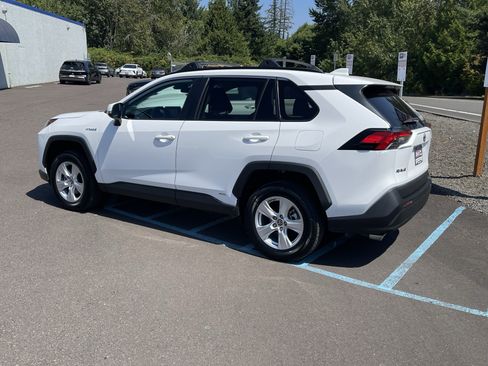 Used 2021 Toyota RAV4 LE AWD/4WD image 3