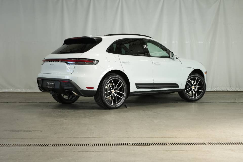 Certified 2025 Porsche Macan AWD/4WD image 7