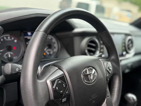 Used 2022 Toyota Tacoma TRD Off-Road image 18