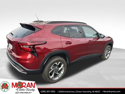 Used 2024 Chevrolet Trax LT w/ LT Convenience Package FWD image 4