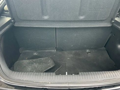 Used 2016 Hyundai Veloster image 7