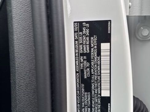 Certified 2025 Volvo XC40 B5 Plus AWD/4WD image 21