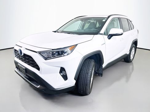 Used 2020 Toyota RAV4 XLE w/ Convenience Package image 3