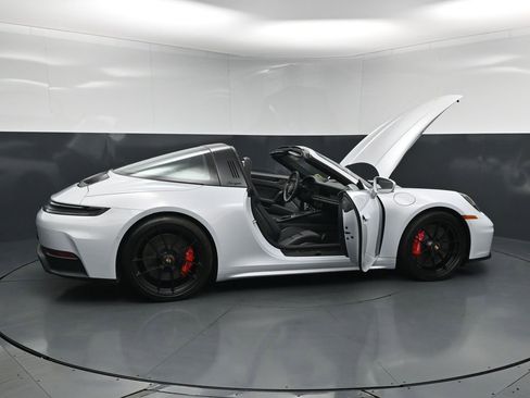 Certified 2025 Porsche 911 Targa 4 GTS AWD/4WD image 35