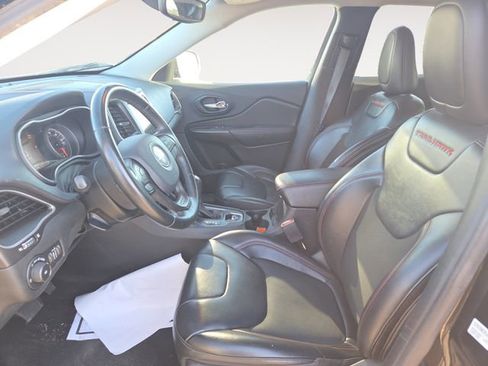 Used 2019 Jeep Cherokee Trailhawk image 9