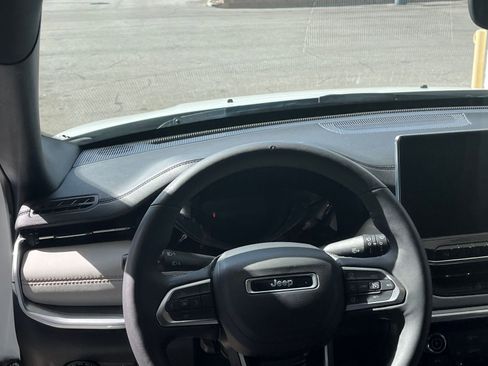 Used 2025 Jeep Compass Limited image 34