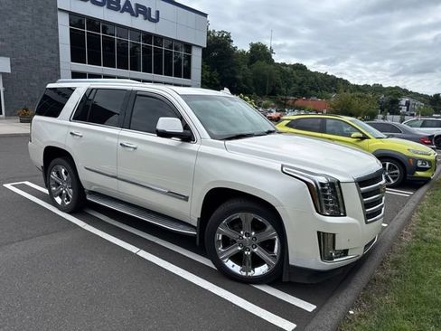 Used 2015 Cadillac Escalade Luxury AWD/4WD image 2