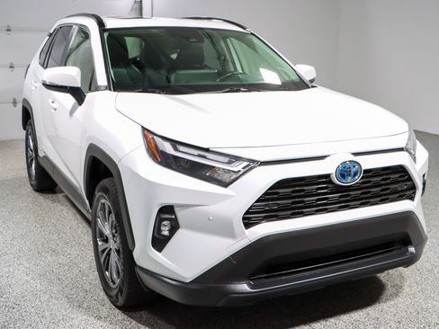 Used 2023 Toyota RAV4 XLE Premium image 5