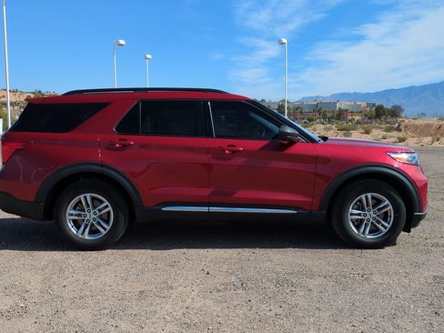 Used 2023 Ford Explorer XLT image 2