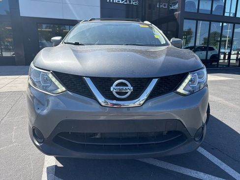Used 2017 Nissan Rogue Sport SV image 2