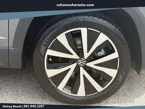 Used 2023 Volkswagen Taos SE w/ Panoramic Sunroof Package FWD image 9