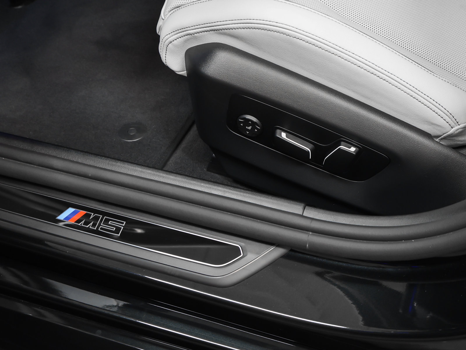 Used 2026 BMW M5 w/ Carbon Package AWD/4WD image 32