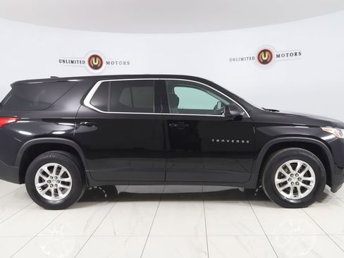 Used 2021 Chevrolet Traverse LS image 2