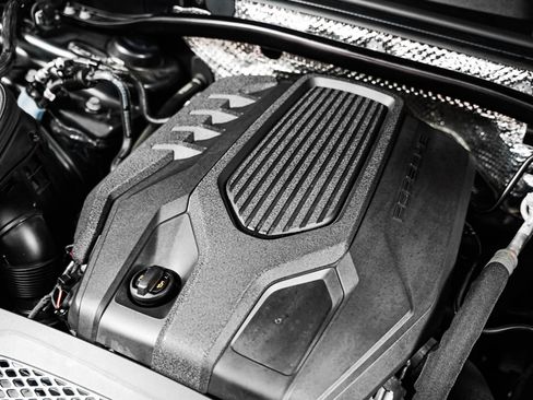 Certified 2024 Porsche Macan AWD/4WD image 13