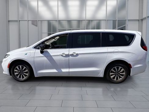 Used 2024 Chrysler Pacifica Limited FWD image 29