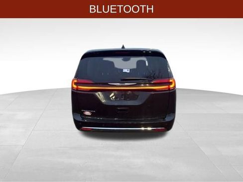 Used 2023 Chrysler Pacifica Touring-L image 6