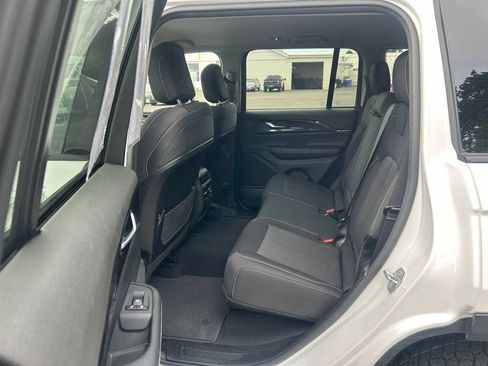 Used 2023 Jeep Grand Cherokee Laredo AWD/4WD image 34