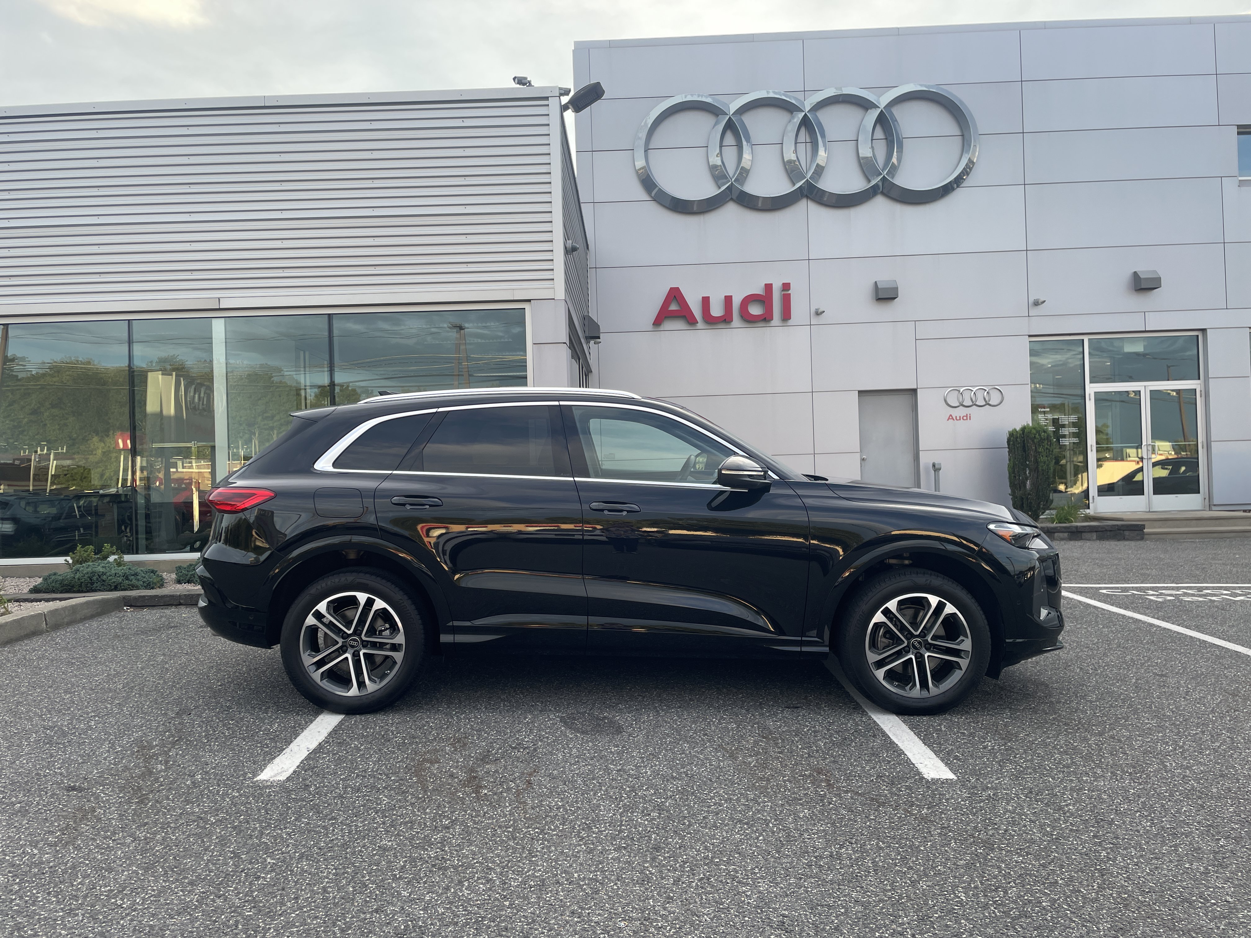 Certified 2025 Audi Q5 Premium w/ Convenience Package AWD/4WD image 3