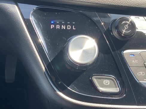 Certified 2025 Chrysler Pacifica Select image 28