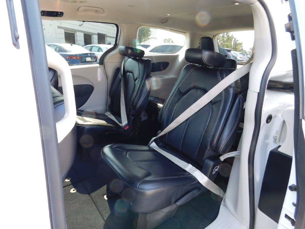 Used 2024 Chrysler Pacifica Touring-L FWD image 14