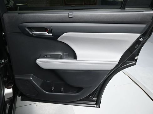 Used 2021 Toyota Highlander XLE image 34