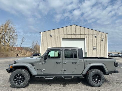 Used 2021 Jeep Gladiator Sport image 9
