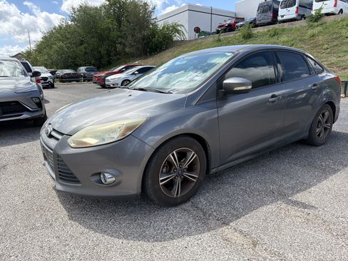 Used 2014 Ford Focus SE w/ SE Sport Package FWD image 6