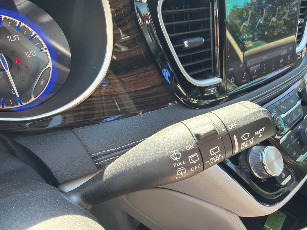 Used 2023 Chrysler Pacifica Limited FWD image 31