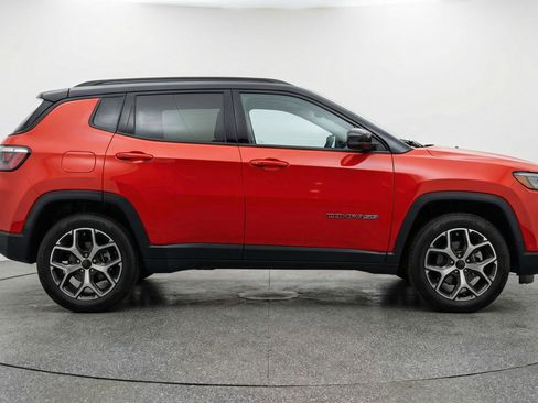 Used 2025 Jeep Compass Limited image 11