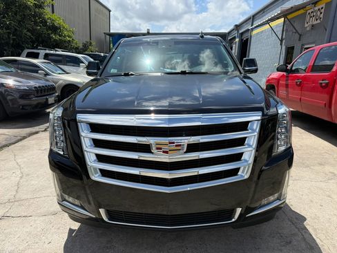 Used 2017 Cadillac Escalade Luxury RWD image 2