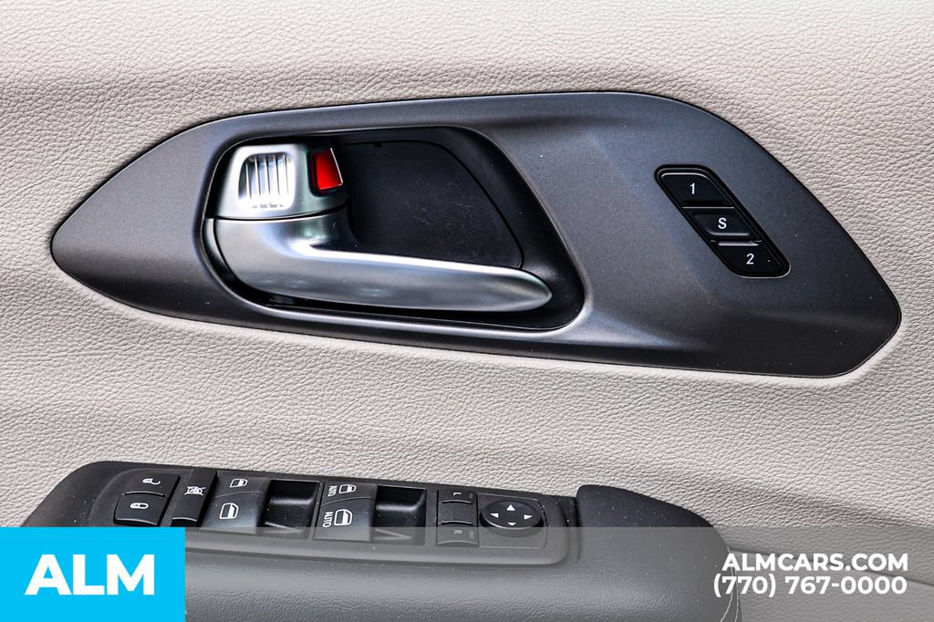 Used 2023 Chrysler Pacifica Touring-L FWD image 47