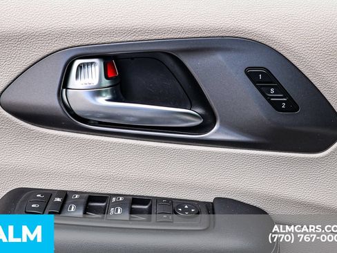 Used 2023 Chrysler Pacifica Touring-L FWD image 47