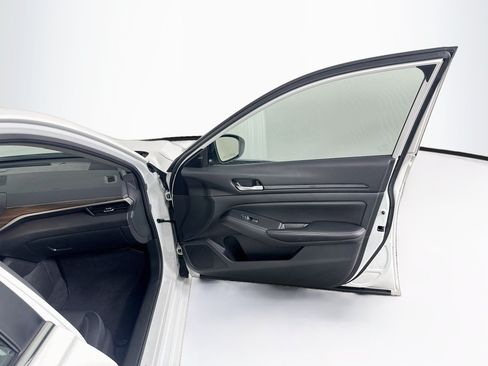 Used 2024 Nissan Altima 2.5 SV FWD image 32