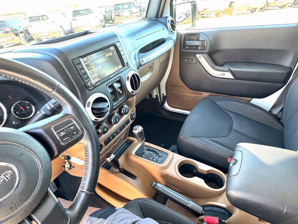 Used 2016 Jeep Wrangler Unlimited Sahara w/ Connectivity Group AWD/4WD image 34