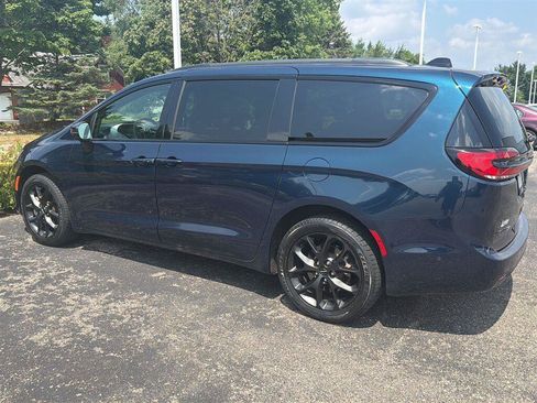 Used 2023 Chrysler Pacifica Touring-L w/ S Appearance Package AWD/4WD image 4