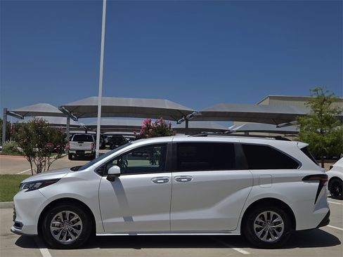 Used 2024 Toyota Sienna XLE image 4