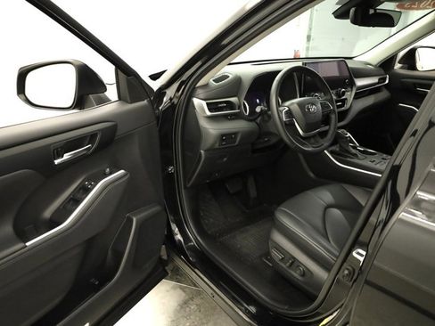 Certified 2023 Toyota Highlander XLE image 9