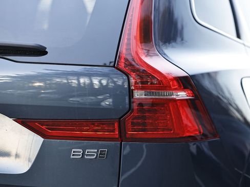 Used 2024 Volvo XC60 B5 Plus image 4