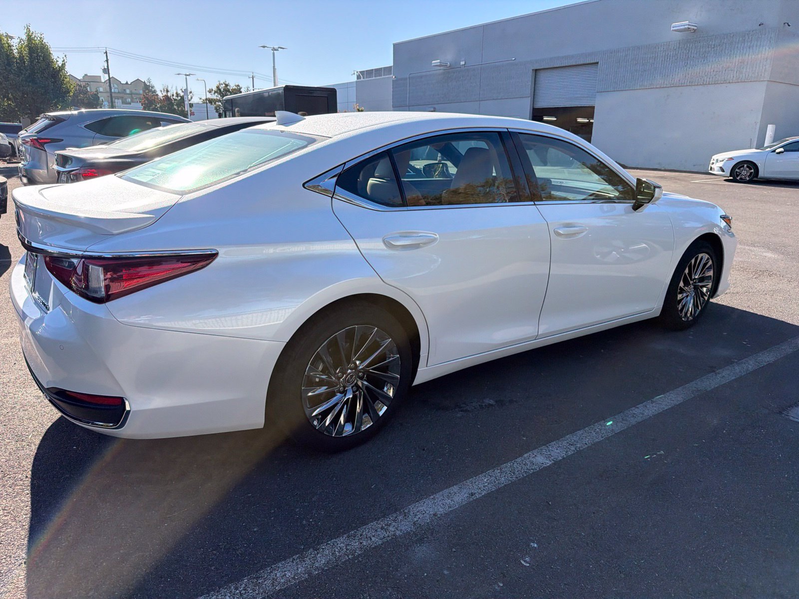 Used 2025 Lexus ES 300h w/ Accessory Package (Z1) FWD image 3