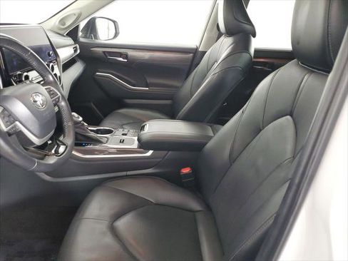 Used 2023 Toyota Highlander Limited FWD image 28