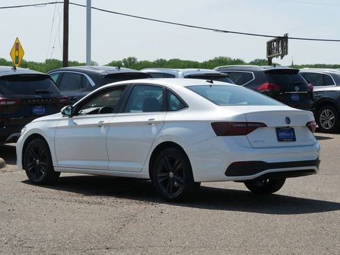 Certified 2023 Volkswagen Jetta SE w/ Panoramic Sunroof Package FWD image 5