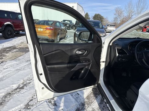 Used 2019 Jeep Cherokee Limited image 10