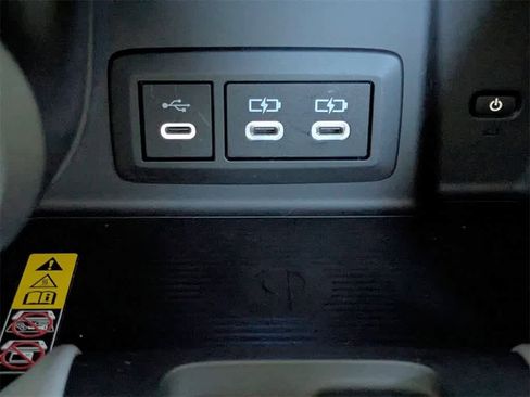 Used 2024 Toyota Venza Limited image 31