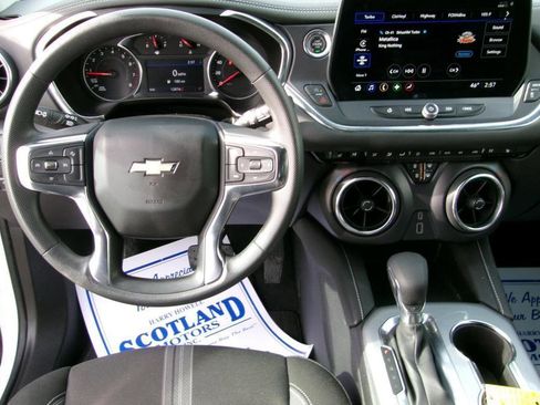 Used 2025 Chevrolet Blazer LT image 11