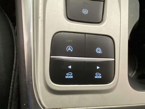 Used 2023 Ford Explorer XLT image 17