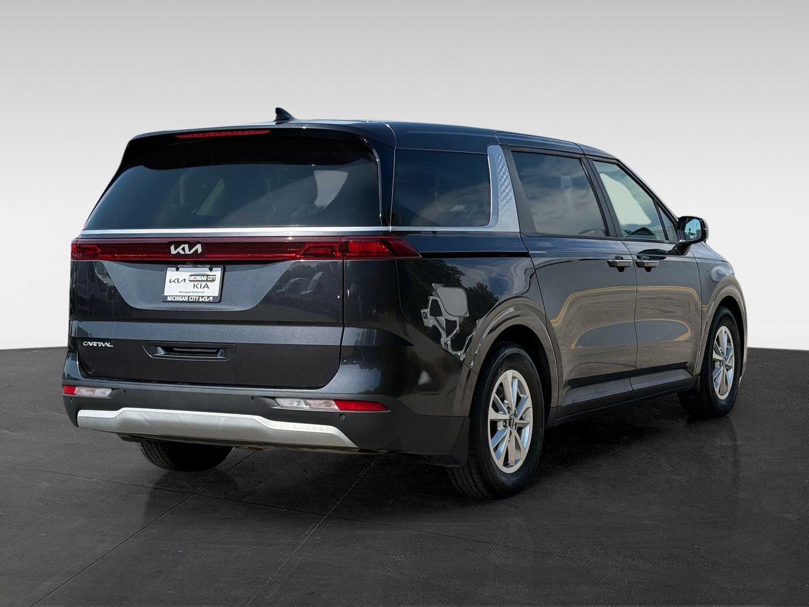 Used 2023 Kia Carnival LX FWD image 5