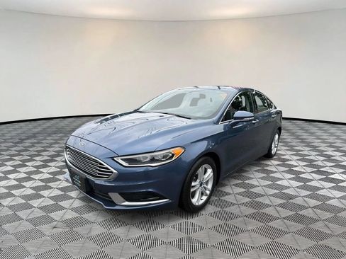 Used 2018 Ford Fusion SE w/ Fusion SE Technology Package FWD image 3